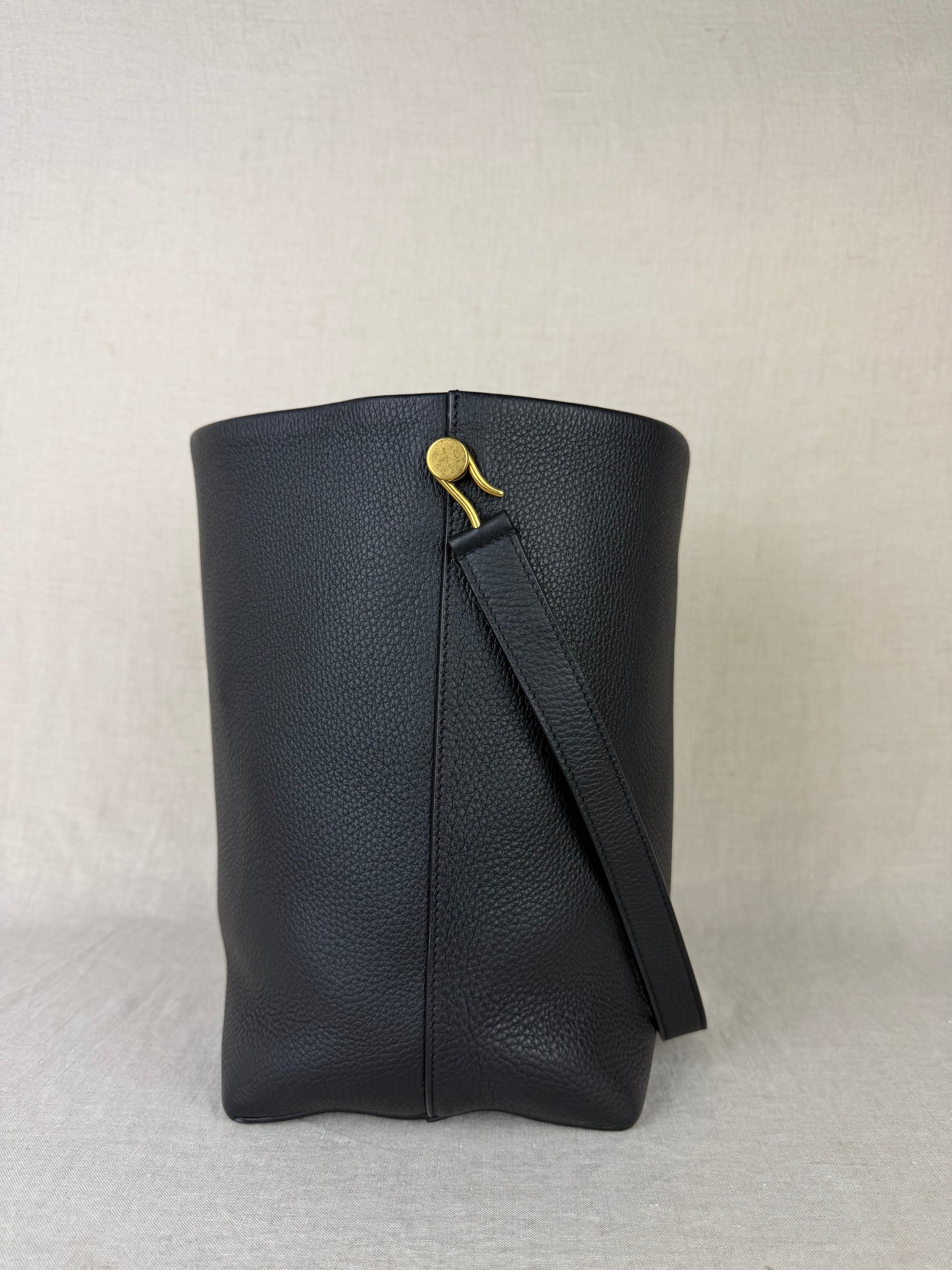 The Row Medium Hook Tote-Black