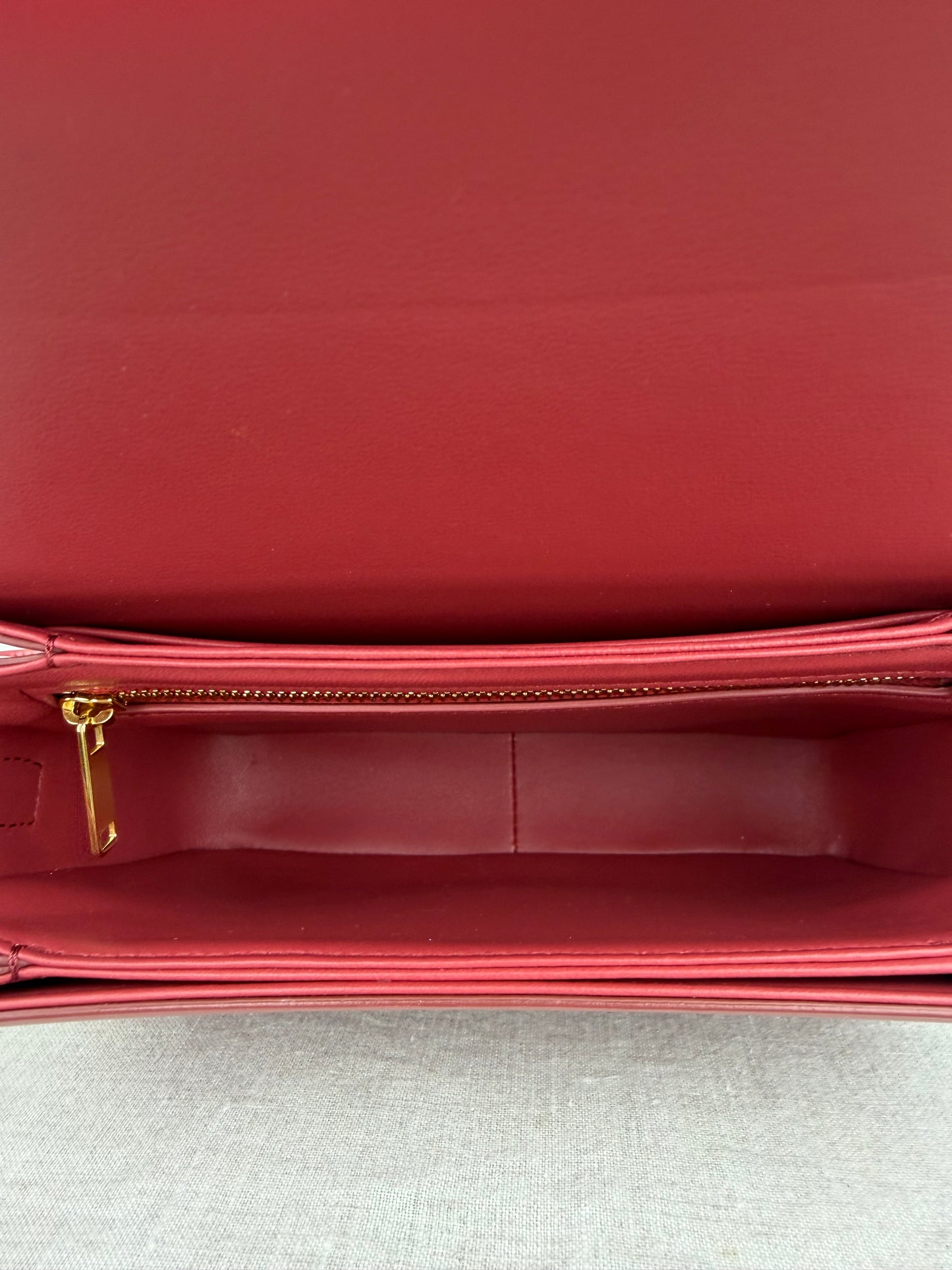 Celine Teen Triomphe in Lipstick