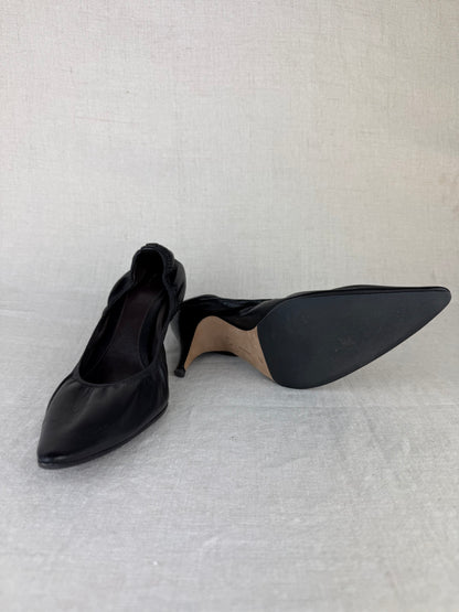 The Row Lisa Black Leather Pointed Toe Pump sz 38