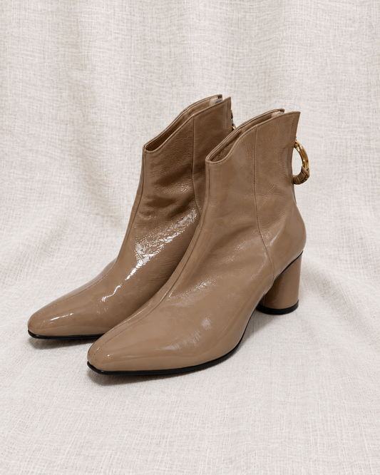 REIKE NEN, Patent Leather Boots, 38 — closely grouped left-facing pair on ivory linen