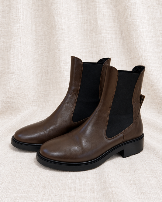 AEYDE, Chris Dark Brown Leather Chelsea Boots with Rubber Sole, 40 — left-facing pair on ivory linen